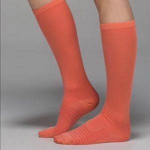 NWT LULULEMON WOMEN’S KEEP IT TIGHT COMPRESSION SOCK PEACH SIZE 8-10